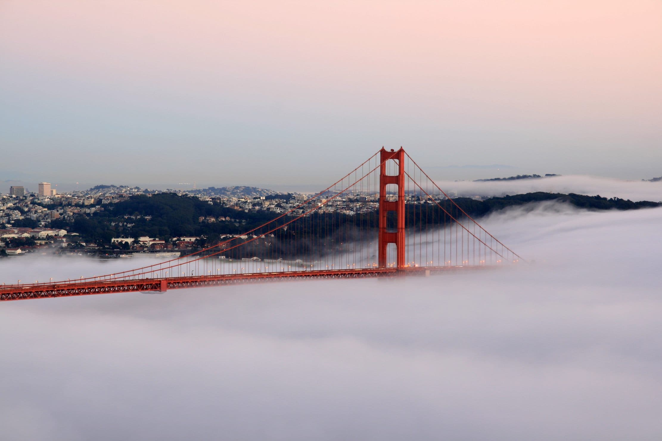 Puente Golden Gate entre la niebla al atardecer