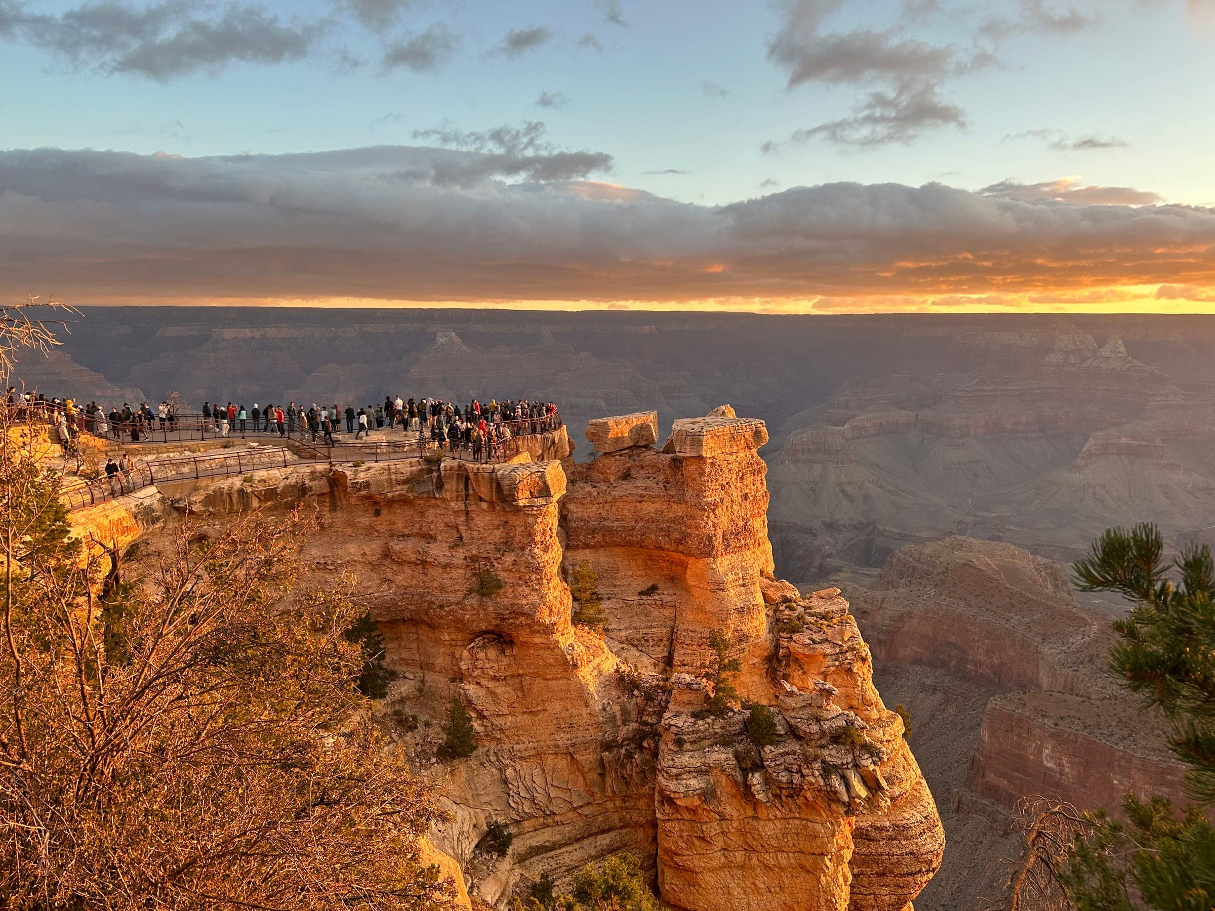 Viajeros mirando el amanecer en el mirador Mather Point del Gran Cañón