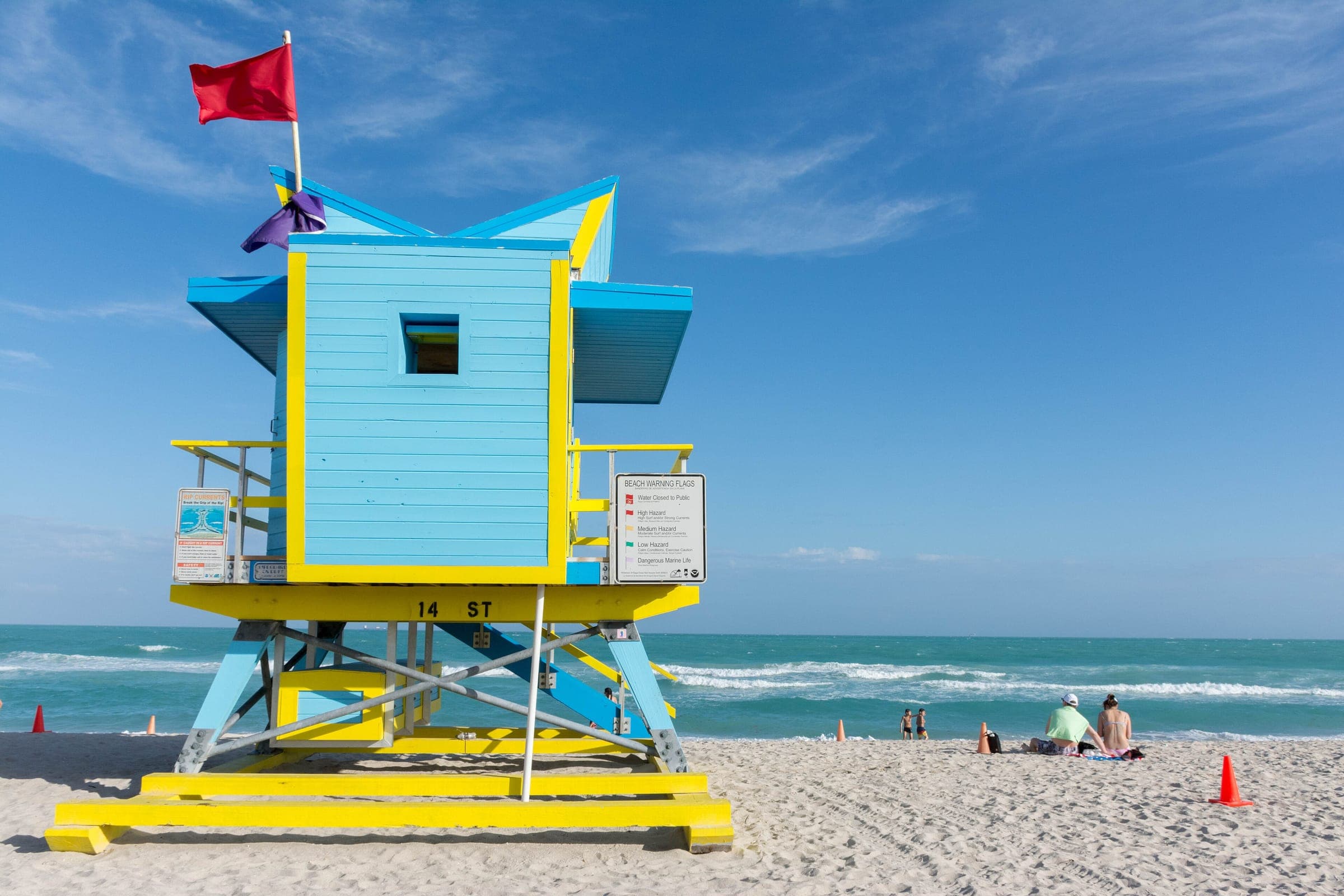 Caseta de salvavidas de colores en South Beach, Miami