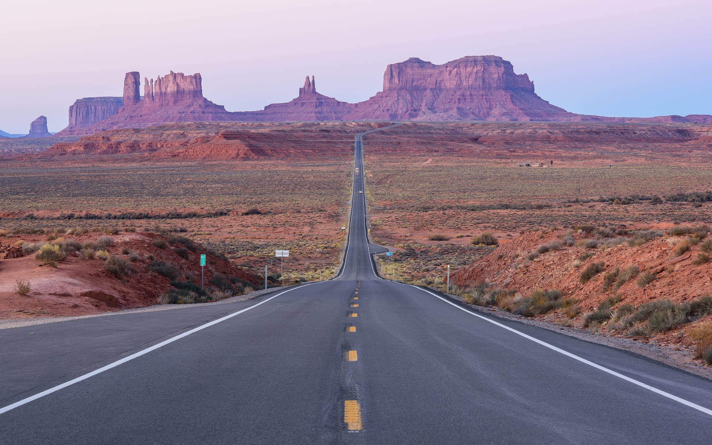 Carretera recta hacia las mesetas de Monument Valley
