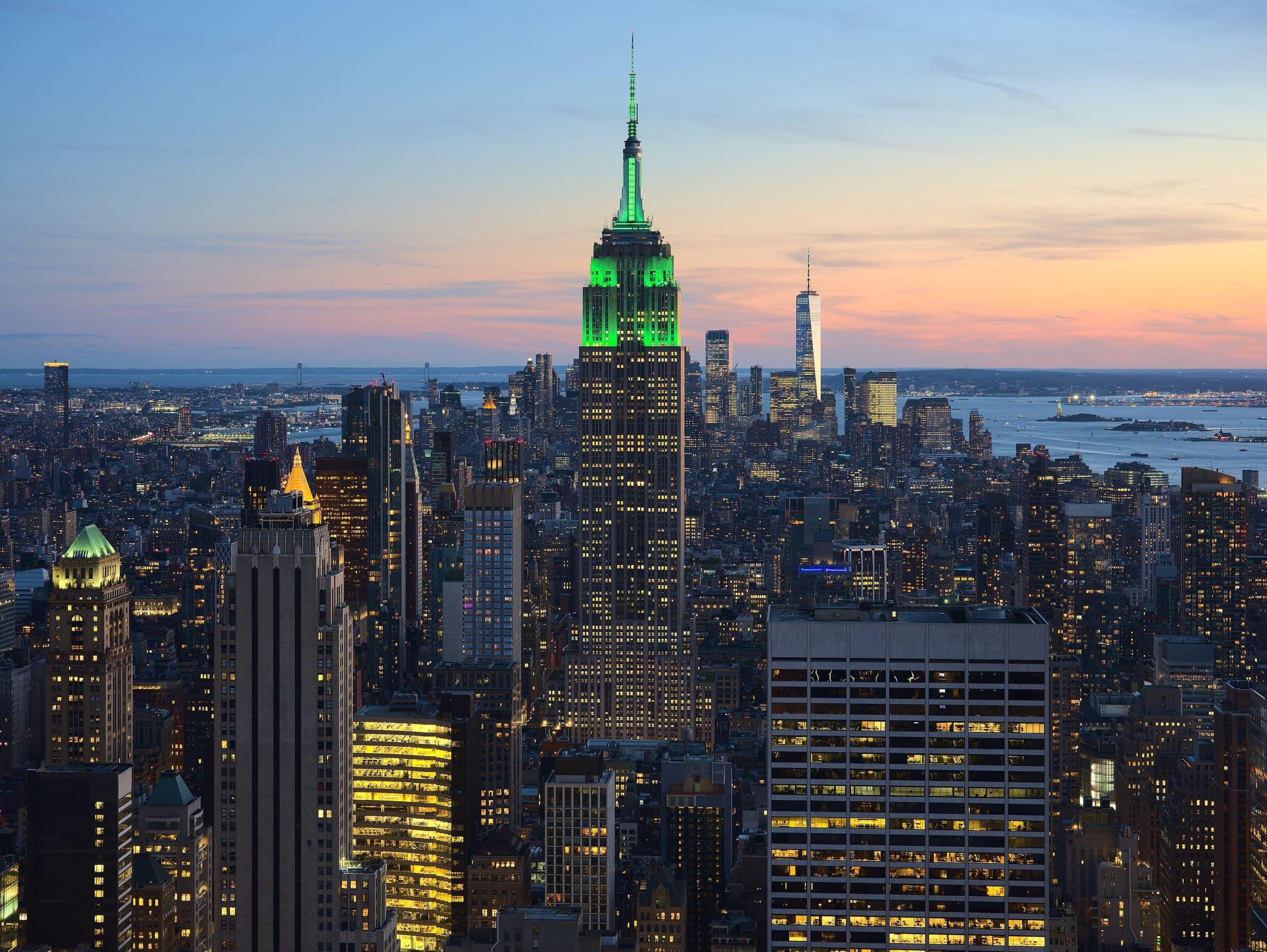 El Empire State iluminado al anochecer visto desde Rockefeller Center