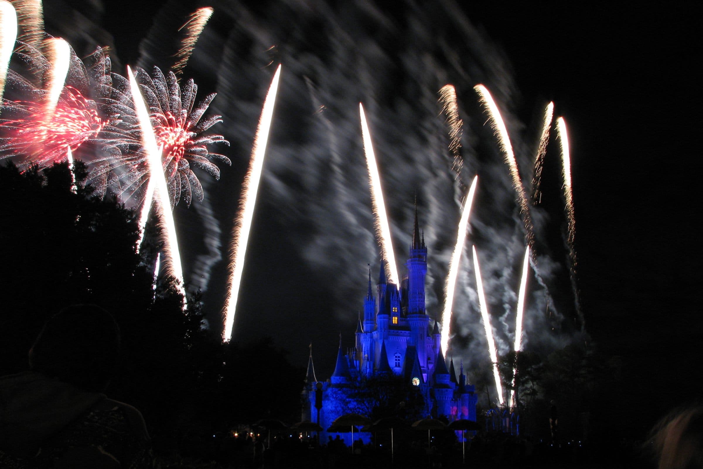 Fuegos artificiales sobre el castillo de Cenicienta en Orlando, Florida