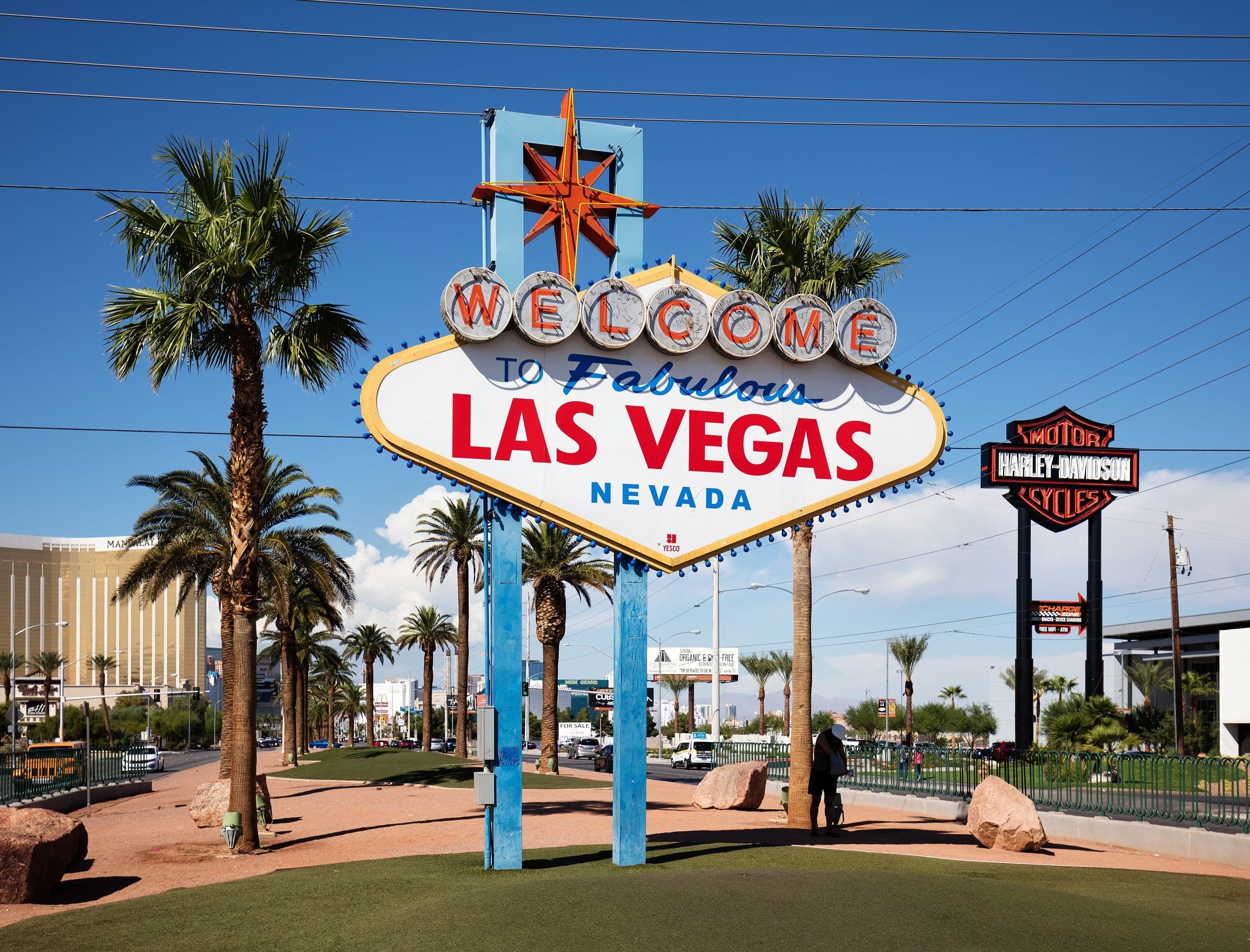 Letrero de bienvenida a Las Vegas entre palmeras