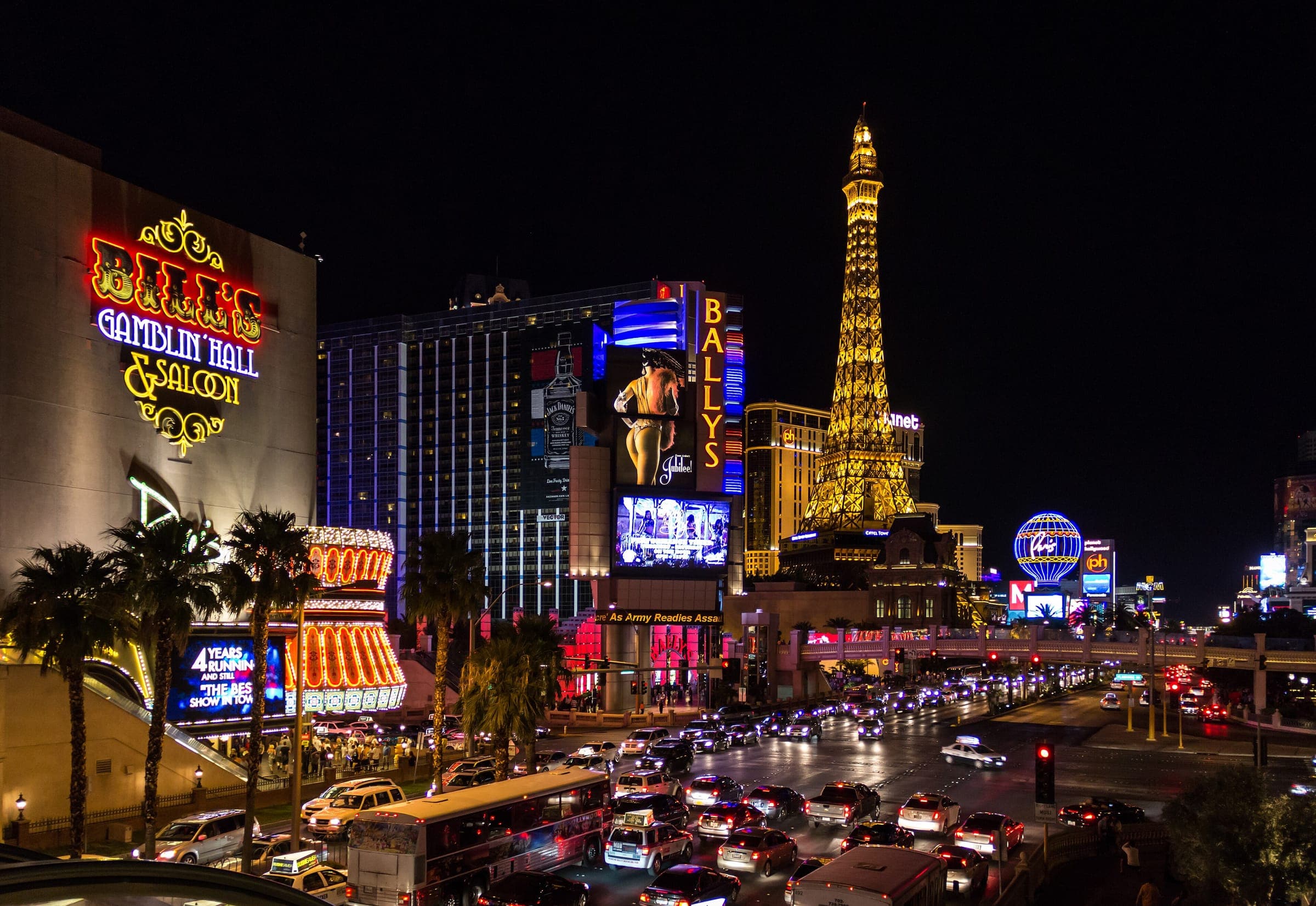El Strip de Las Vegas de noche con sus anuncios de neón